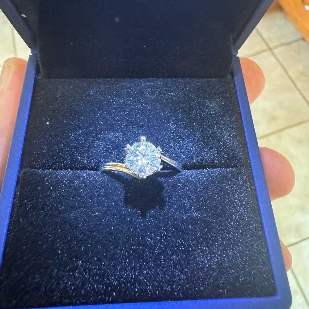 1Carat VVS1 Moissanite, 925 Silver. Ladies Engagement Ring, Size: Adjustable 5-9 - Picture 3 of 7